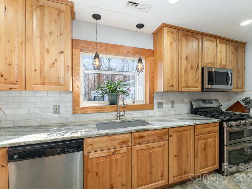 1456 Main Street, Kernersville, NC 27284.  MLS# CAR4233397, YatesRealty ID 2007. 