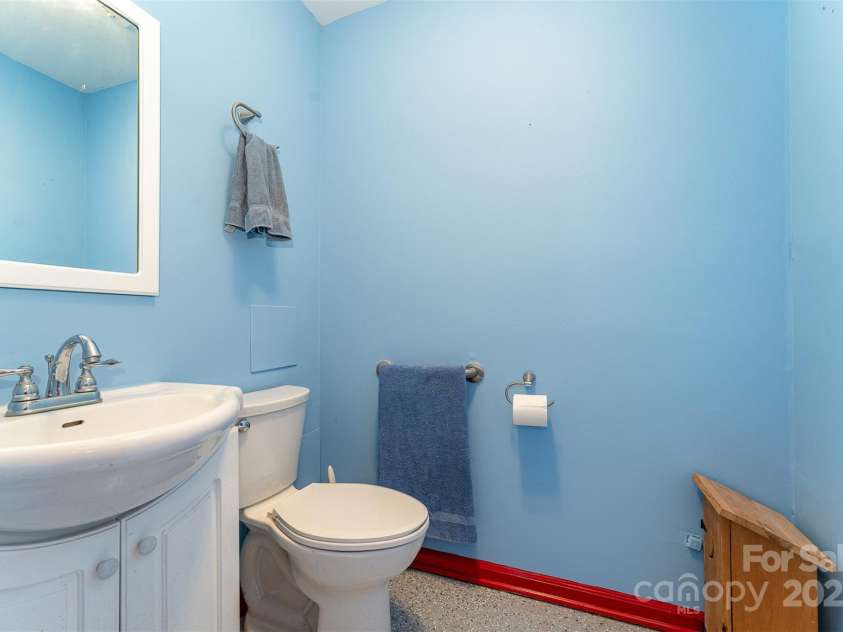 1456 Main Street, Kernersville, NC 27284.  MLS# CAR4233397, YatesRealty ID 2007. 