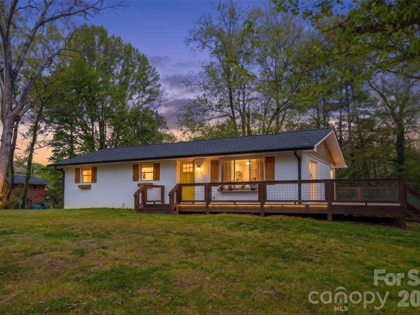 111 Sunset Hill Drive, Etowah, NC 28729.  MLS# CAR4371450, YatesRealty ID 20071. 