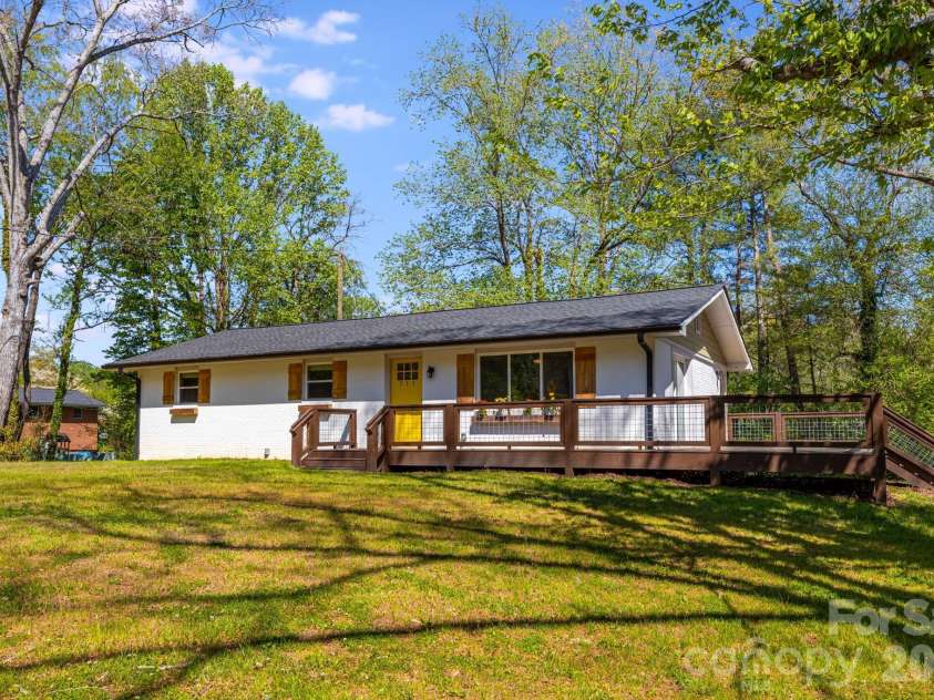 111 Sunset Hill Drive, Etowah, NC 28729.  MLS# CAR4371450, YatesRealty ID 20071. 