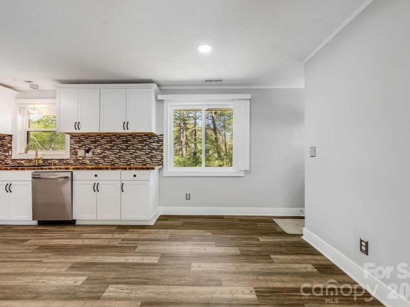 111 Sunset Hill Drive, Etowah, NC 28729.  MLS# CAR4371450, YatesRealty ID 20071. 