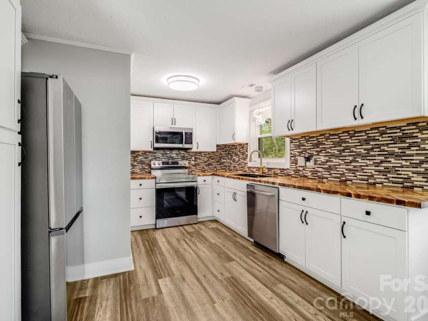 111 Sunset Hill Drive, Etowah, NC 28729.  MLS# CAR4371450, YatesRealty ID 20071. 