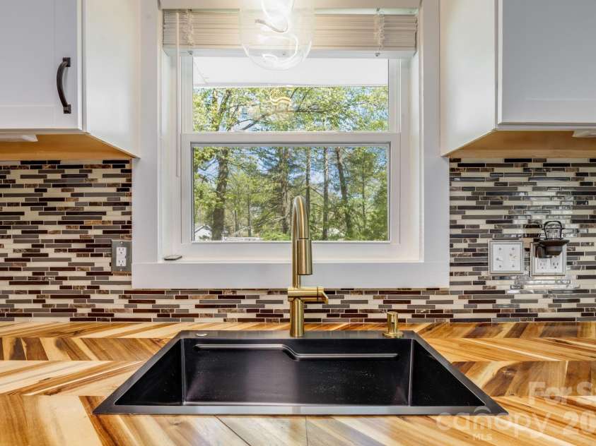 111 Sunset Hill Drive, Etowah, NC 28729.  MLS# CAR4371450, YatesRealty ID 20071. 