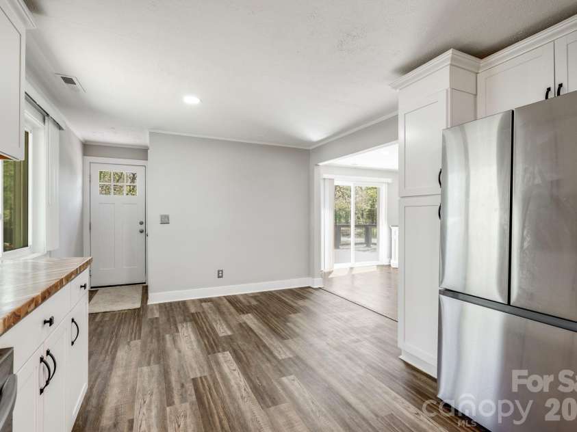 111 Sunset Hill Drive, Etowah, NC 28729.  MLS# CAR4371450, YatesRealty ID 20071. 