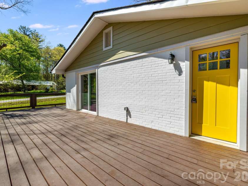 111 Sunset Hill Drive, Etowah, NC 28729.  MLS# CAR4371450, YatesRealty ID 20071. 
