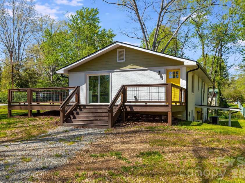111 Sunset Hill Drive, Etowah, NC 28729.  MLS# CAR4371450, YatesRealty ID 20071. 
