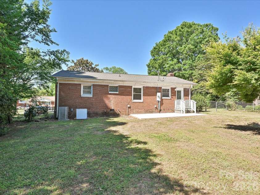 1913 Optimist Lane, Charlotte, NC 28205.  MLS# CAR4365114, YatesRealty ID 20072. 