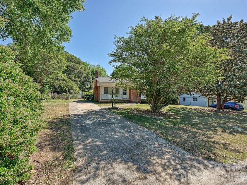 1913 Optimist Lane, Charlotte, NC 28205.  MLS# CAR4365114, YatesRealty ID 20072. 