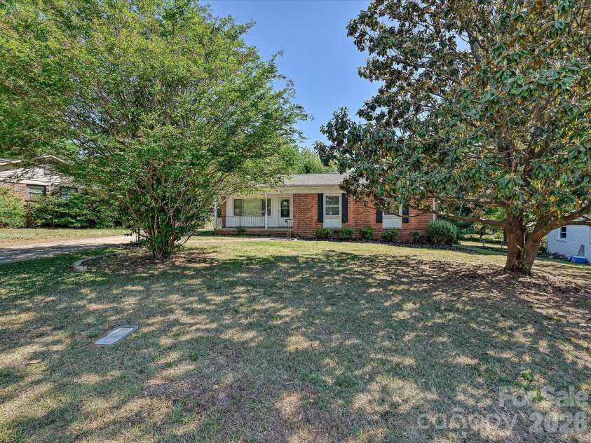 1913 Optimist Lane, Charlotte, NC 28205.  MLS# CAR4365114, YatesRealty ID 20072. 