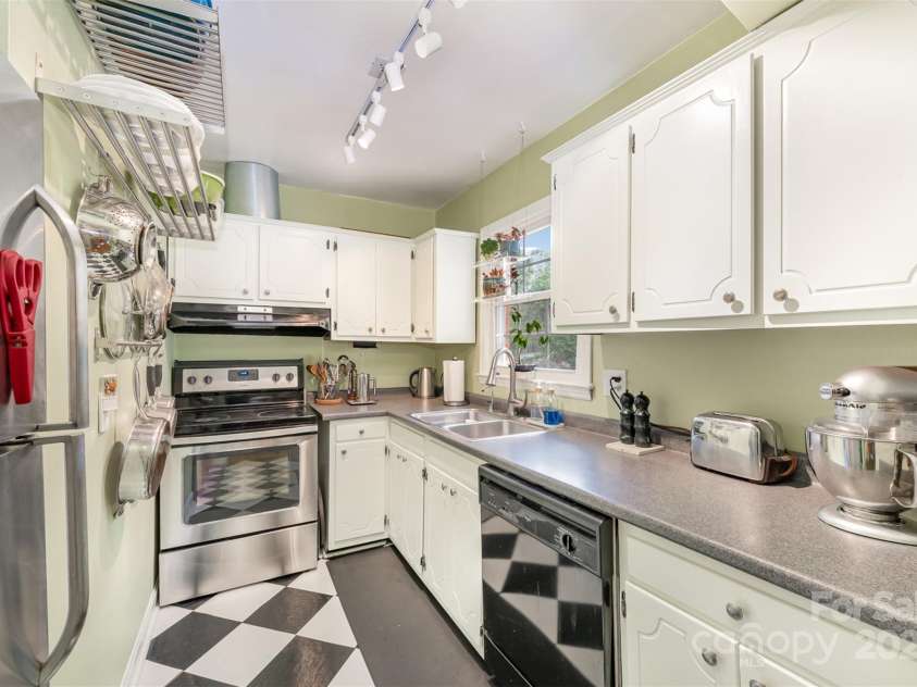912 McAlway Road, Charlotte, NC 28211.  MLS# CAR4231344, YatesRealty ID 20073. 