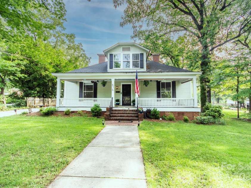 636 Center Street, Statesville, NC 28677.  MLS# CAR4260861, YatesRealty ID 20074. 