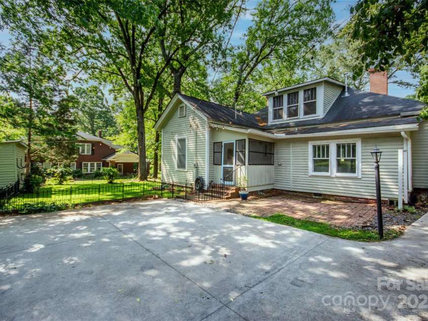 636 Center Street, Statesville, NC 28677.  MLS# CAR4260861, YatesRealty ID 20074. 