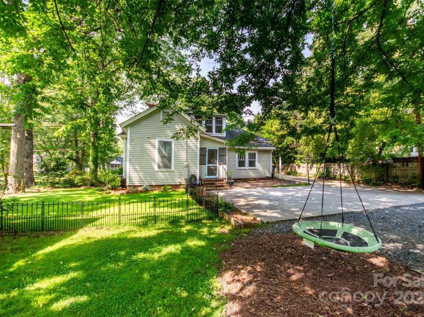 636 Center Street, Statesville, NC 28677.  MLS# CAR4260861, YatesRealty ID 20074. 