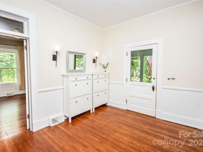 636 Center Street, Statesville, NC 28677.  MLS# CAR4260861, YatesRealty ID 20074. 