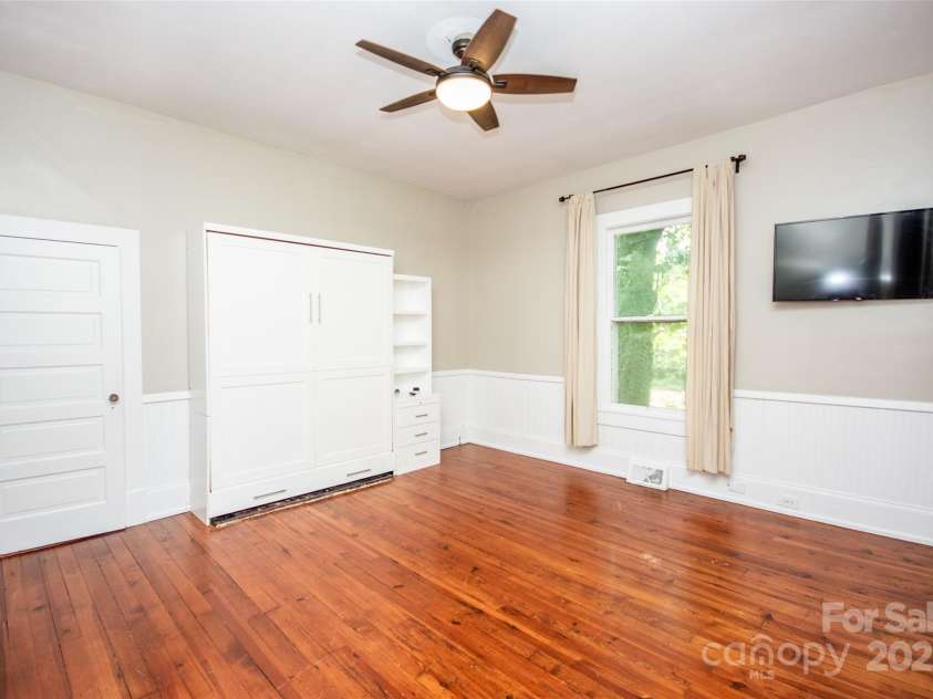 636 Center Street, Statesville, NC 28677.  MLS# CAR4260861, YatesRealty ID 20074. 