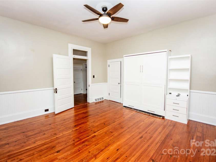 636 Center Street, Statesville, NC 28677.  MLS# CAR4260861, YatesRealty ID 20074. 