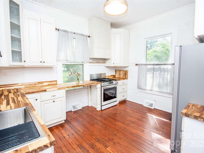 636 Center Street, Statesville, NC 28677.  MLS# CAR4260861, YatesRealty ID 20074. 