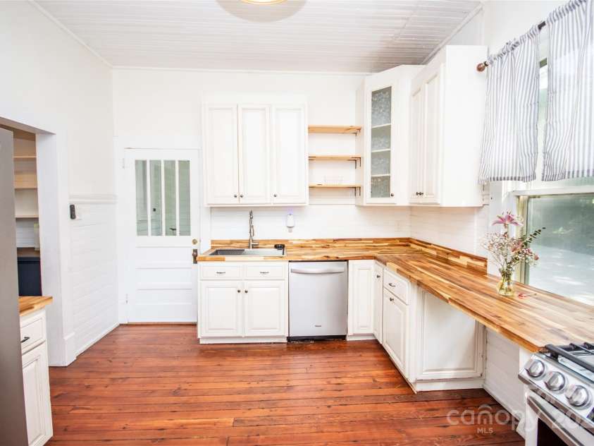 636 Center Street, Statesville, NC 28677.  MLS# CAR4260861, YatesRealty ID 20074. 