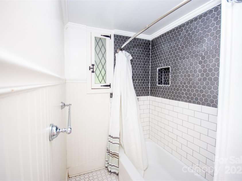 636 Center Street, Statesville, NC 28677.  MLS# CAR4260861, YatesRealty ID 20074. 