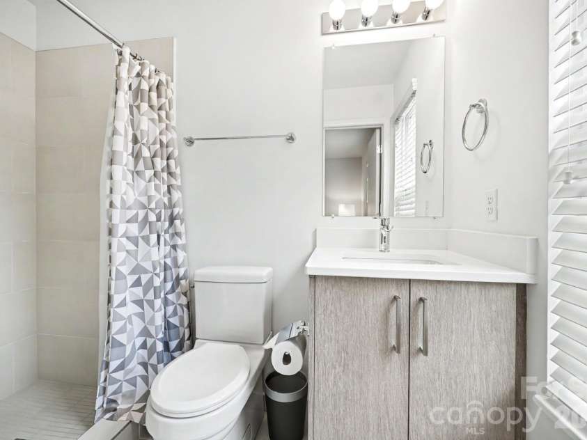 1511 Briar Creek Road, Charlotte, NC 28205.  MLS# CAR4372907, YatesRealty ID 20075. En-suite bath for second bedroom