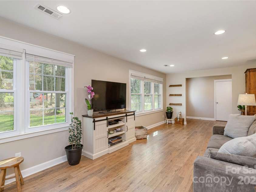 215 Shannon Road, Hendersonville, NC 28791.  MLS# CAR4246696, YatesRealty ID 20077. 