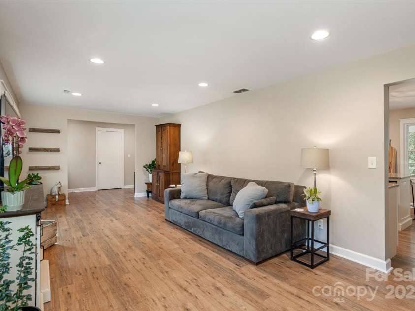 215 Shannon Road, Hendersonville, NC 28791.  MLS# CAR4246696, YatesRealty ID 20077. 