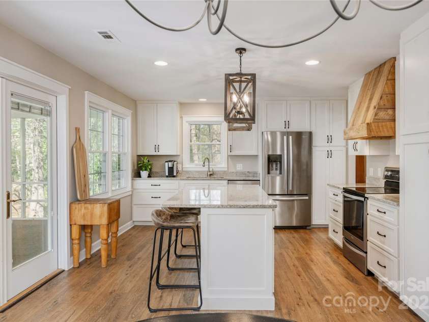 215 Shannon Road, Hendersonville, NC 28791.  MLS# CAR4246696, YatesRealty ID 20077. 