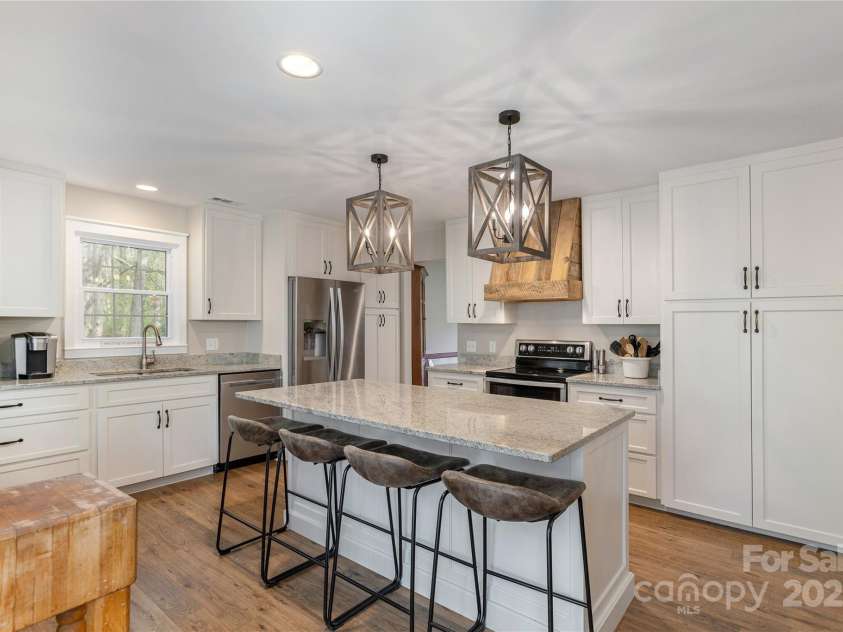 215 Shannon Road, Hendersonville, NC 28791.  MLS# CAR4246696, YatesRealty ID 20077. 