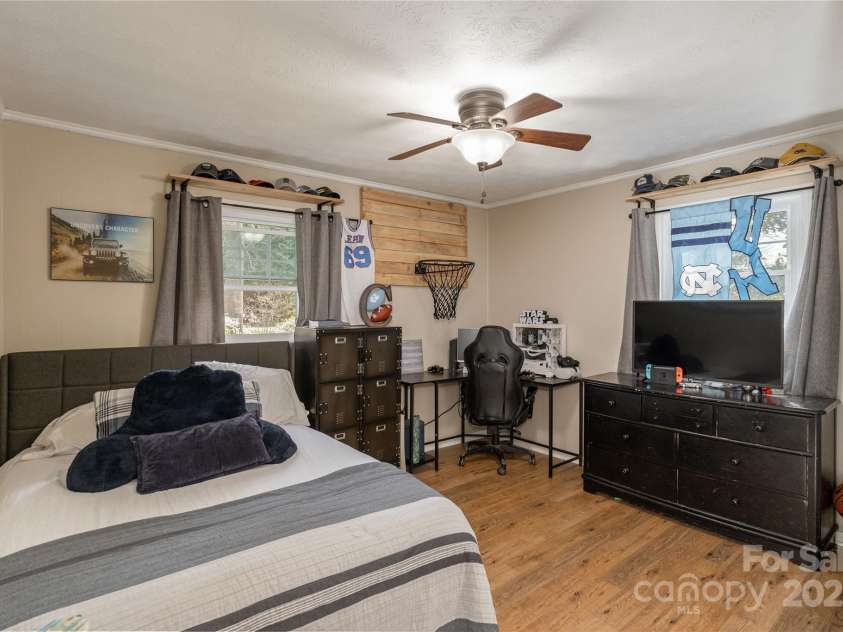 215 Shannon Road, Hendersonville, NC 28791.  MLS# CAR4246696, YatesRealty ID 20077. 