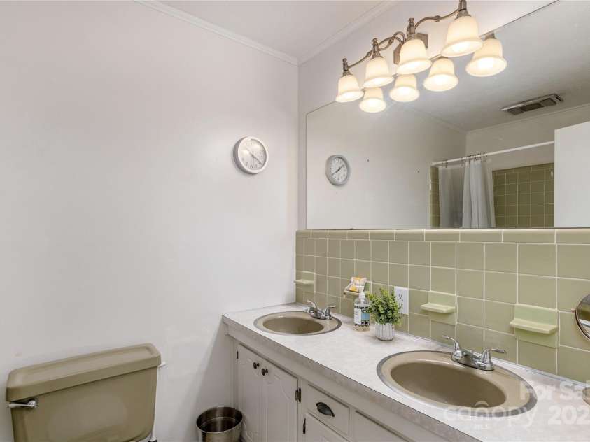 215 Shannon Road, Hendersonville, NC 28791.  MLS# CAR4246696, YatesRealty ID 20077. 