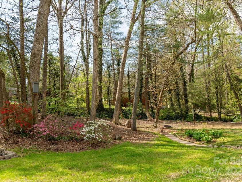 215 Shannon Road, Hendersonville, NC 28791.  MLS# CAR4246696, YatesRealty ID 20077. 