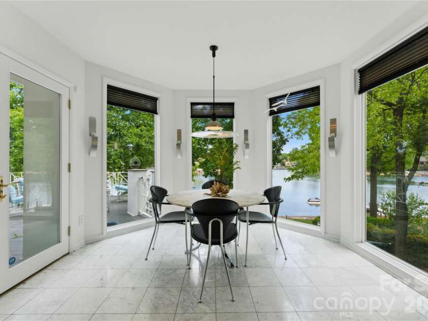18426 Peninsula Cove Lane, Cornelius, NC 28031.  MLS# CAR4375387, YatesRealty ID 20078. Breakfast area with water views