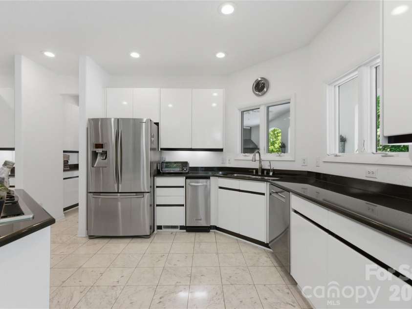 18426 Peninsula Cove Lane, Cornelius, NC 28031.  MLS# CAR4375387, YatesRealty ID 20078. Kitchen with open layout