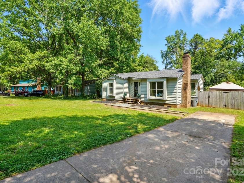 6718 Pueblo Lane, Charlotte, NC 28227.  MLS# CAR4265386, YatesRealty ID 20082. 