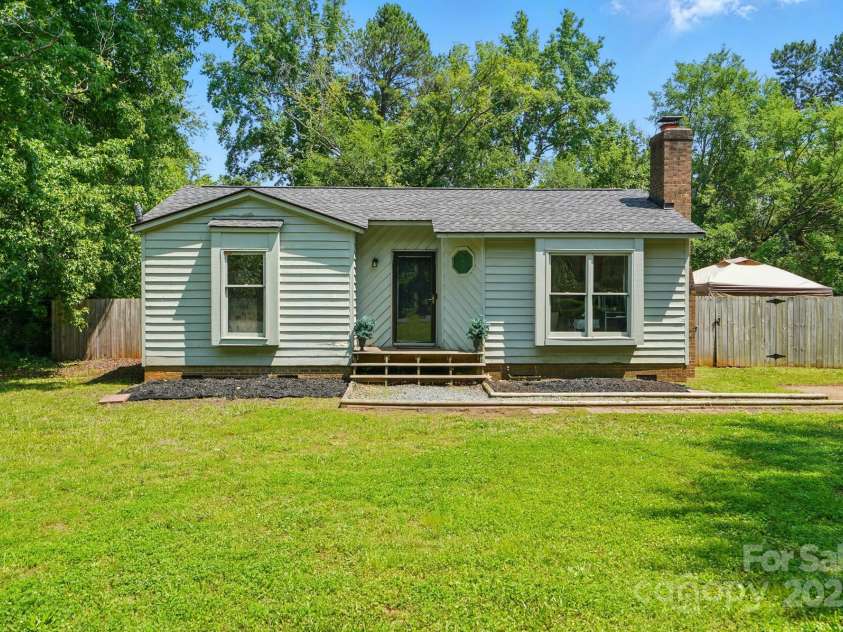 6718 Pueblo Lane, Charlotte, NC 28227.  MLS# CAR4265386, YatesRealty ID 20082. 