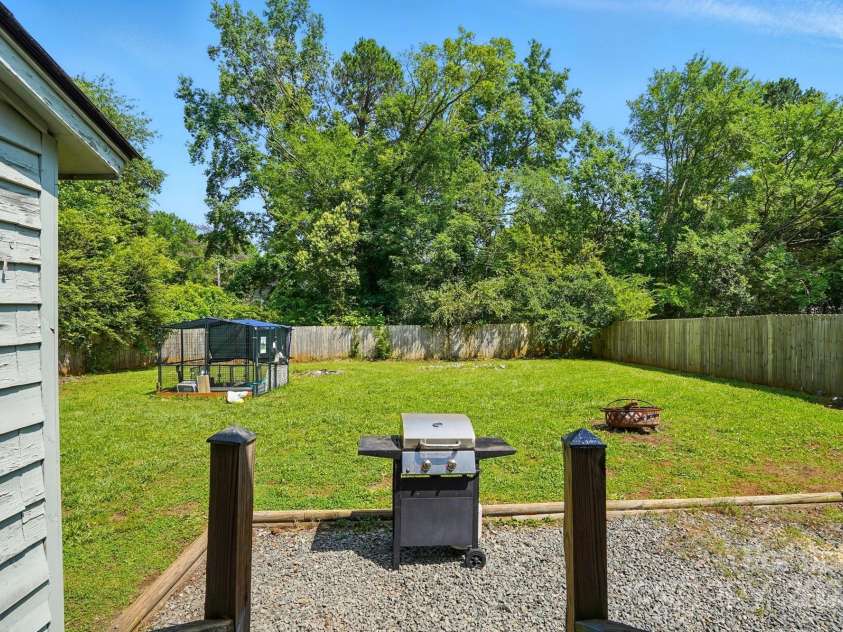 6718 Pueblo Lane, Charlotte, NC 28227.  MLS# CAR4265386, YatesRealty ID 20082. 