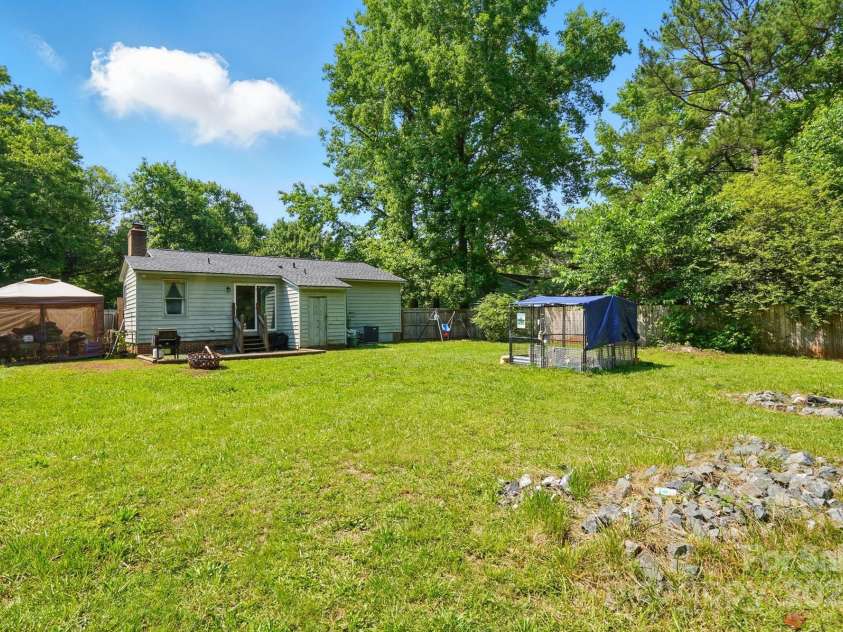 6718 Pueblo Lane, Charlotte, NC 28227.  MLS# CAR4265386, YatesRealty ID 20082. 
