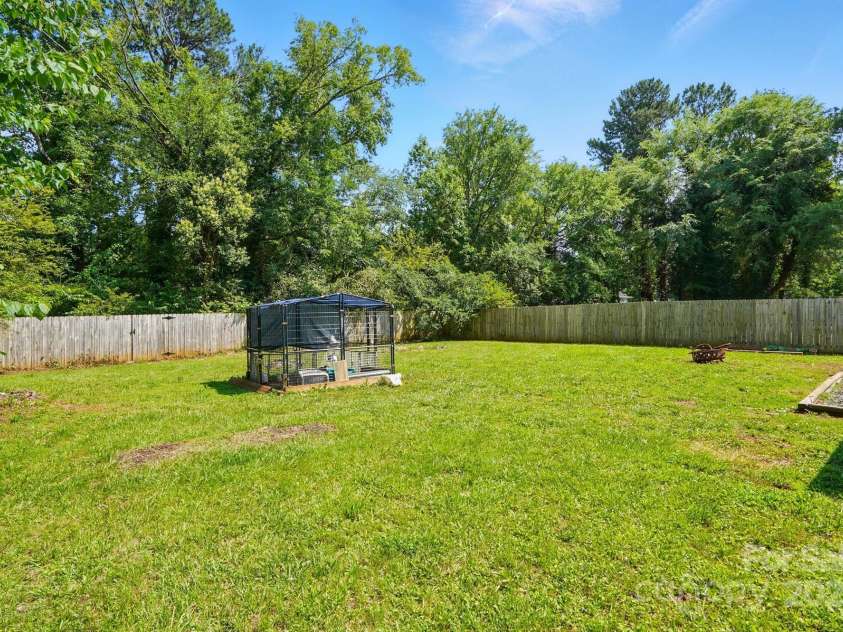 6718 Pueblo Lane, Charlotte, NC 28227.  MLS# CAR4265386, YatesRealty ID 20082. 