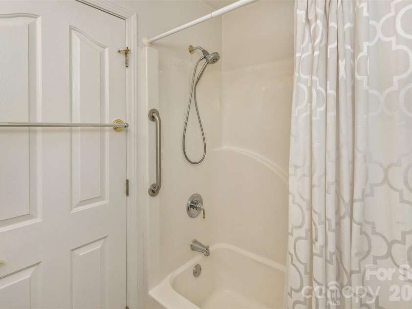 55 Stonebridge Drive, Asheville, NC 28805.  MLS# CAR4379940, YatesRealty ID 20084. Guest bath.