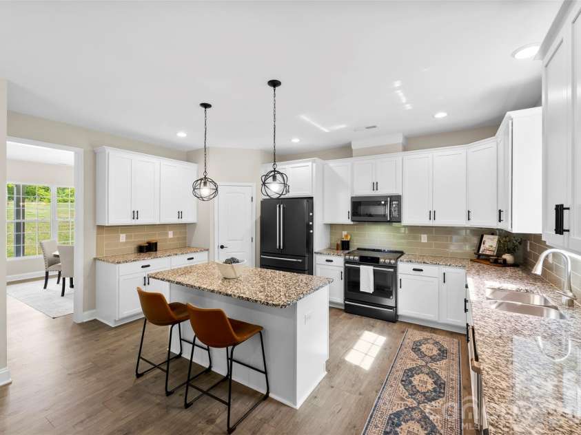 5713 Rehobeth Road, Waxhaw, NC 28173.  MLS# CAR4366678, YatesRealty ID 20086. Beautiful kitchen