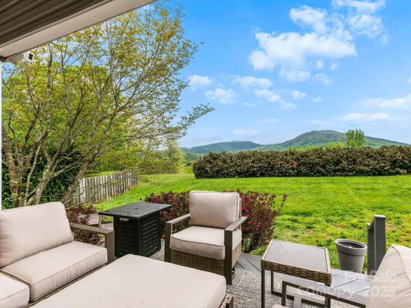 207 Farm Creek Drive, Asheville, NC 28806.  MLS# CAR4251101, YatesRealty ID 20088. Mountain Views