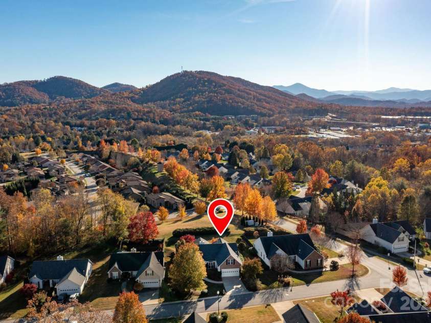 207 Farm Creek Drive, Asheville, NC 28806.  MLS# CAR4320360, YatesRealty ID 20088. Less than 15 minutes to Downtown Asheville, super easy access.