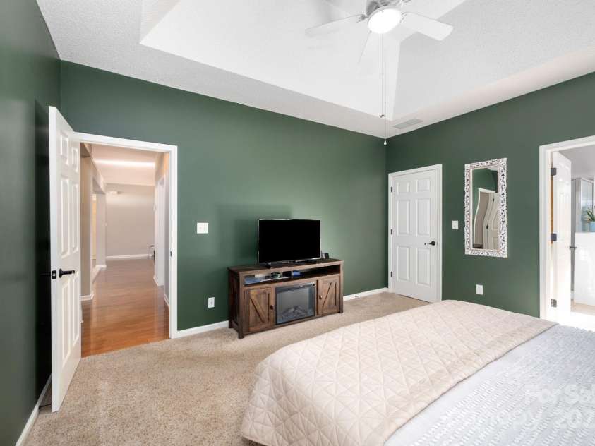 207 Farm Creek Drive, Asheville, NC 28806.  MLS# CAR4320360, YatesRealty ID 20088. Tray ceiling detail...