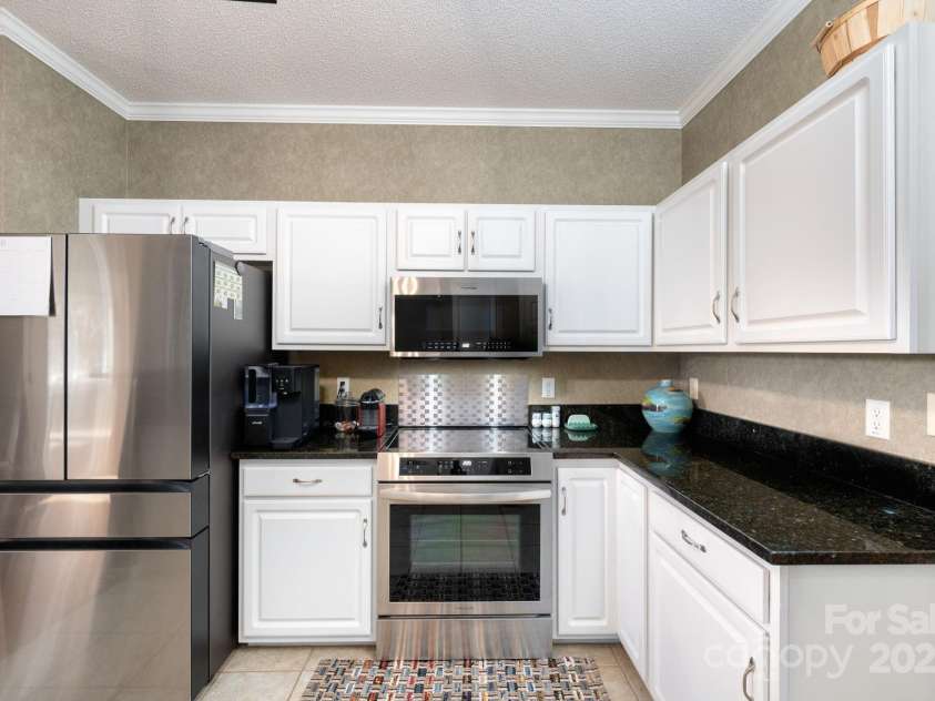 207 Farm Creek Drive, Asheville, NC 28806.  MLS# CAR4320360, YatesRealty ID 20088. VERY nice appliance package, all of which convey.