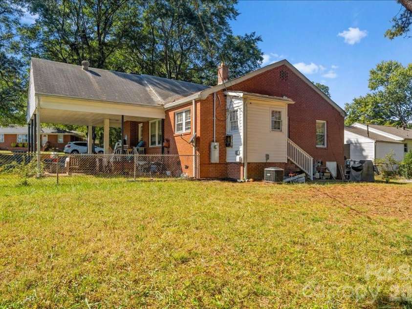 1222 Park Drive, Gastonia, NC 28054.  MLS# CAR4378765, YatesRealty ID 20089. 