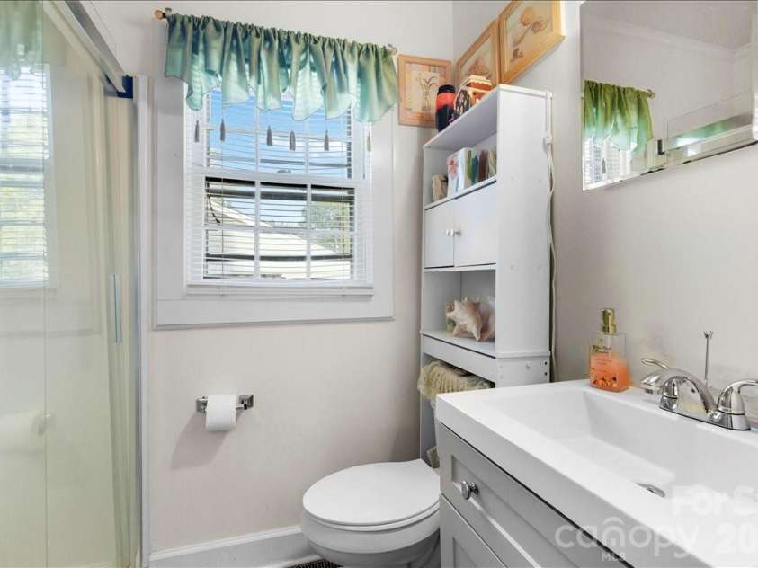 1222 Park Drive, Gastonia, NC 28054.  MLS# CAR4378765, YatesRealty ID 20089. 