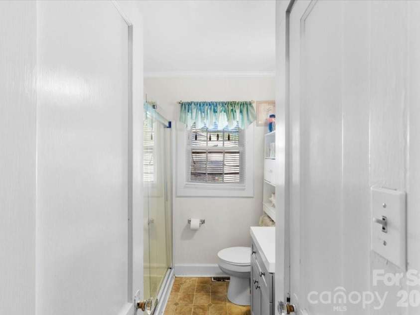 1222 Park Drive, Gastonia, NC 28054.  MLS# CAR4378765, YatesRealty ID 20089. 