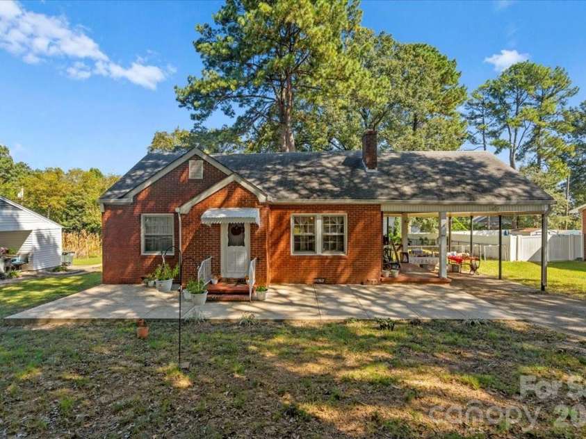 1222 Park Drive, Gastonia, NC 28054.  MLS# CAR4378765, YatesRealty ID 20089. Front house