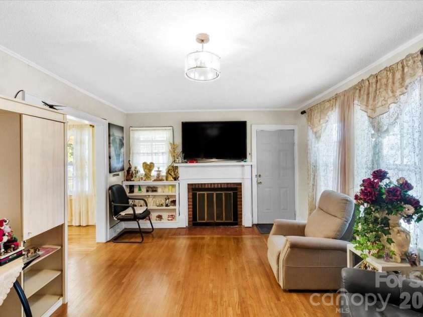 1222 Park Drive, Gastonia, NC 28054.  MLS# CAR4378765, YatesRealty ID 20089. Livingroom