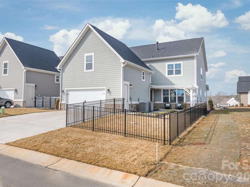 19048 Newburg Hill Road, Davidson, NC 28036.  MLS# CAR4293963, YatesRealty ID 2009. 